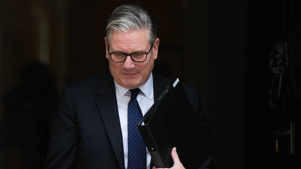 Starmer går ikkje av trass høgt press