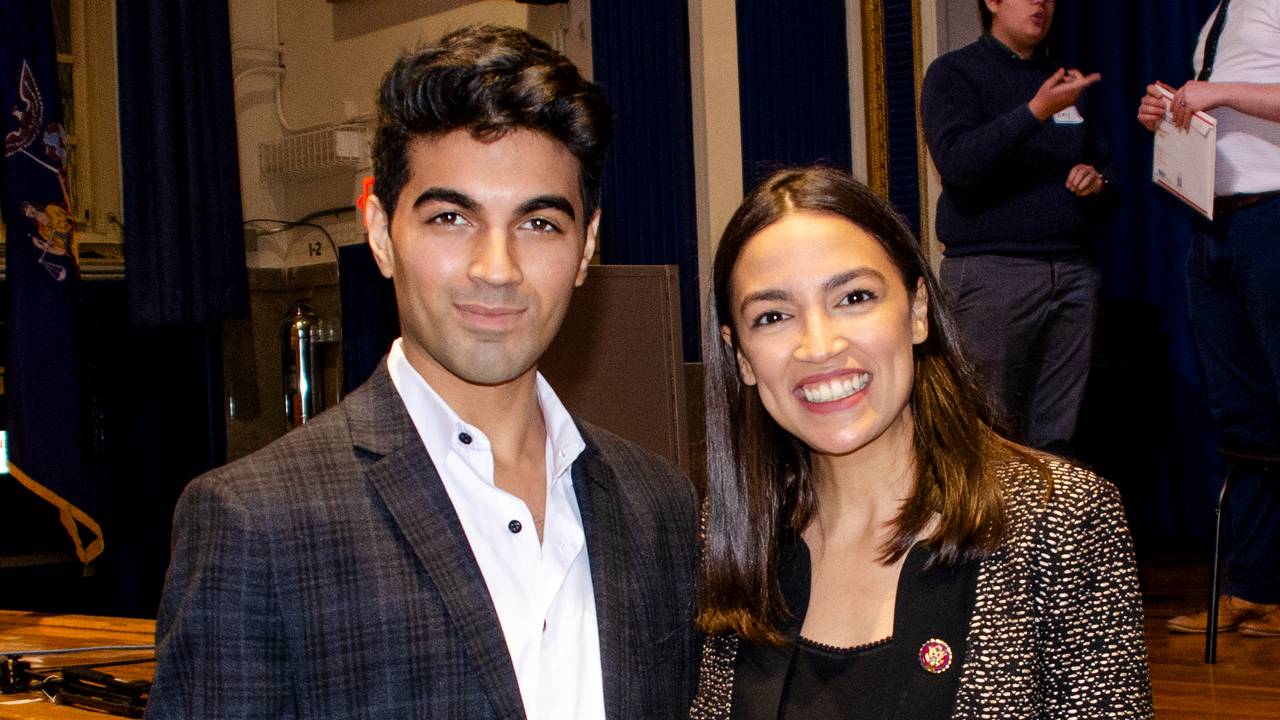 Saad Amer sammen med kongresskvinne Alexandria Ocasio-Cortez.
