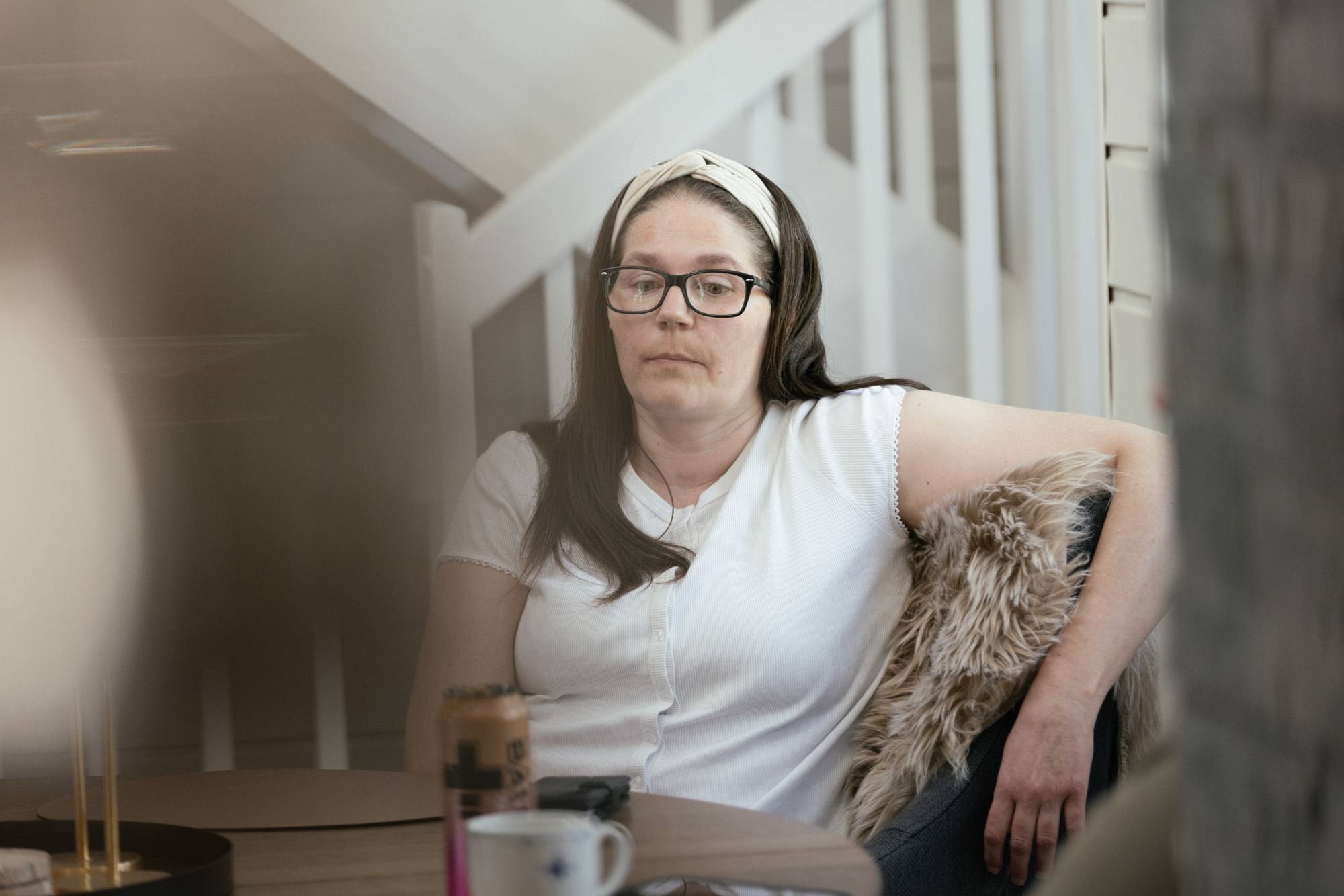 May Lill Furustad sitter i en stol.