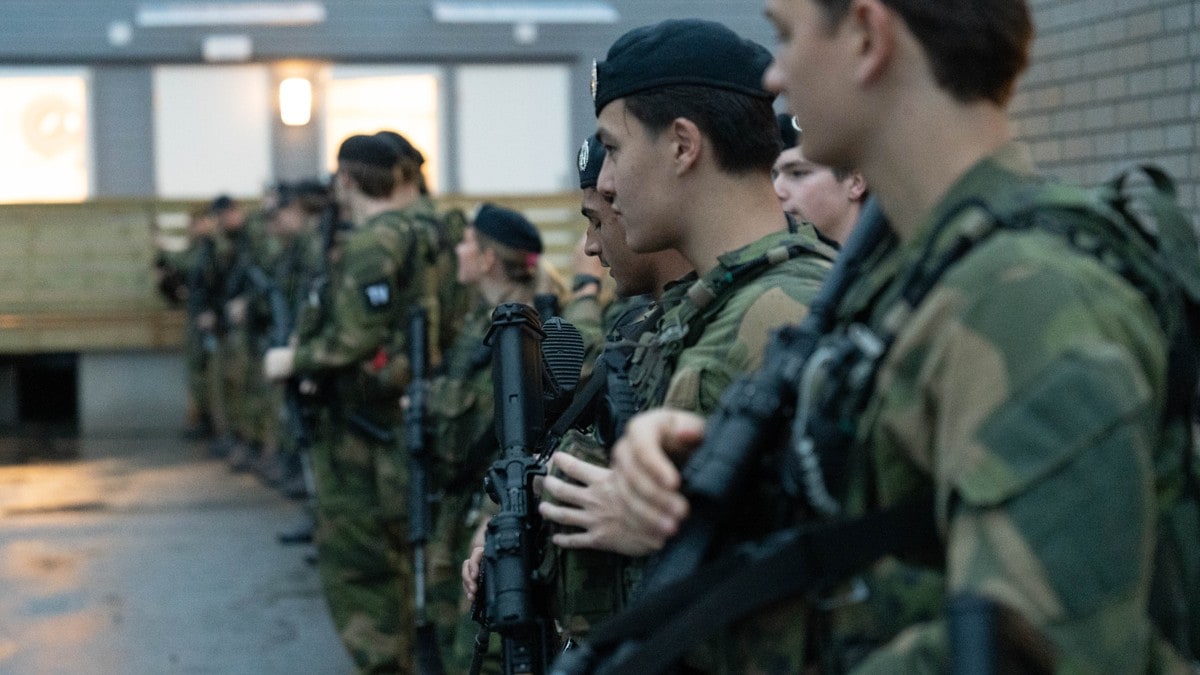 Her må vaktsoldatene dele seng: – Kleine og pinlige situasjoner