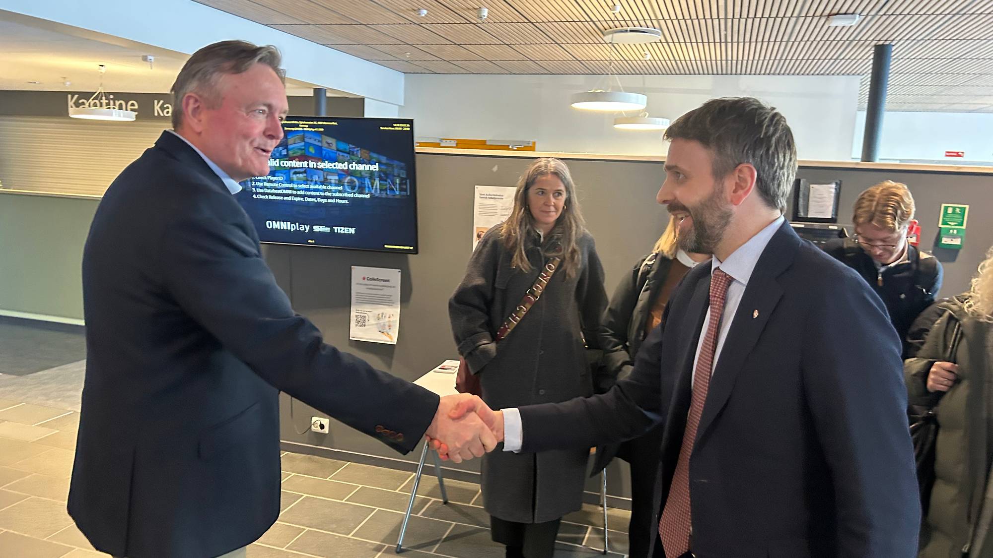 Helseminister Jan Christian Vestre hilser på sykehusdirektør Ole Hope
