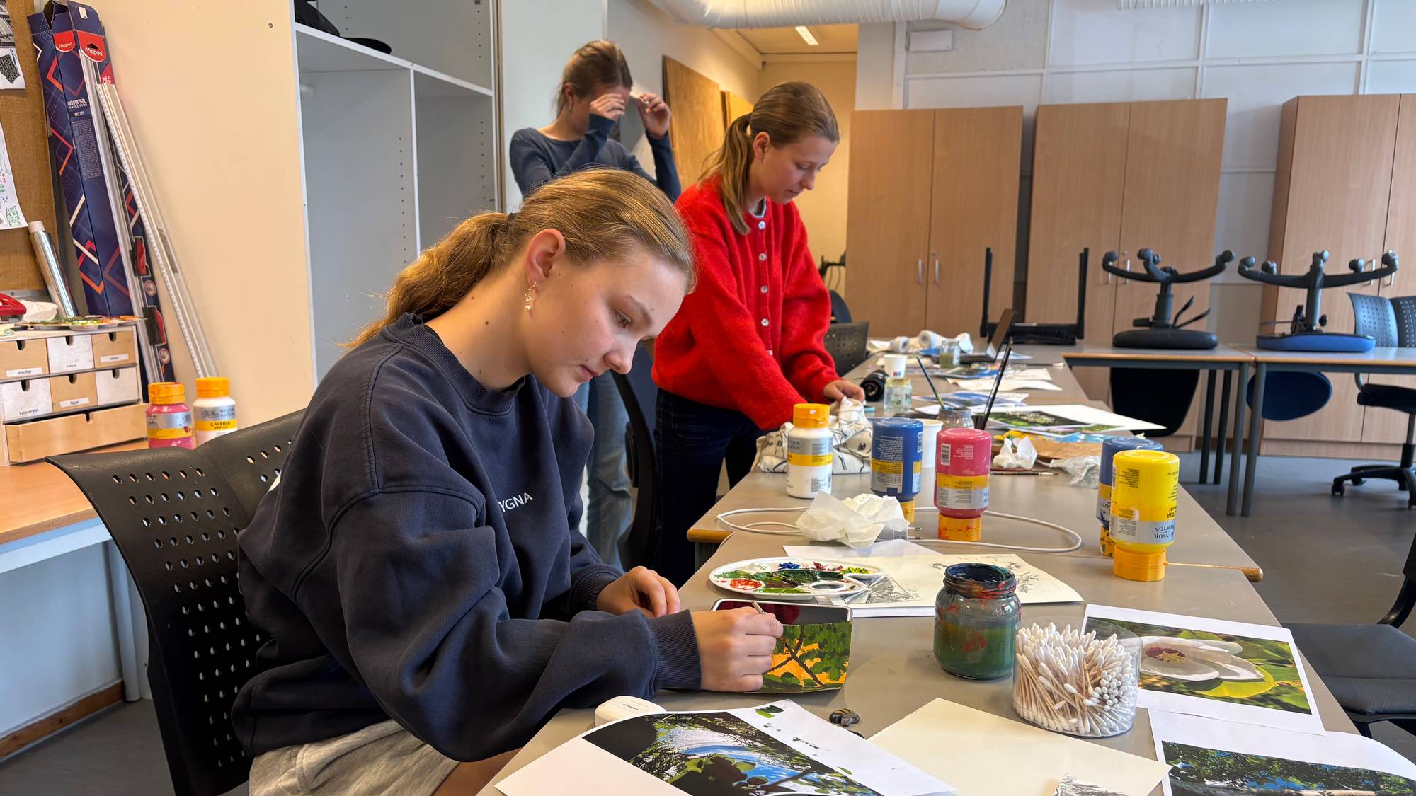 elevar som sit i eit klasserom 