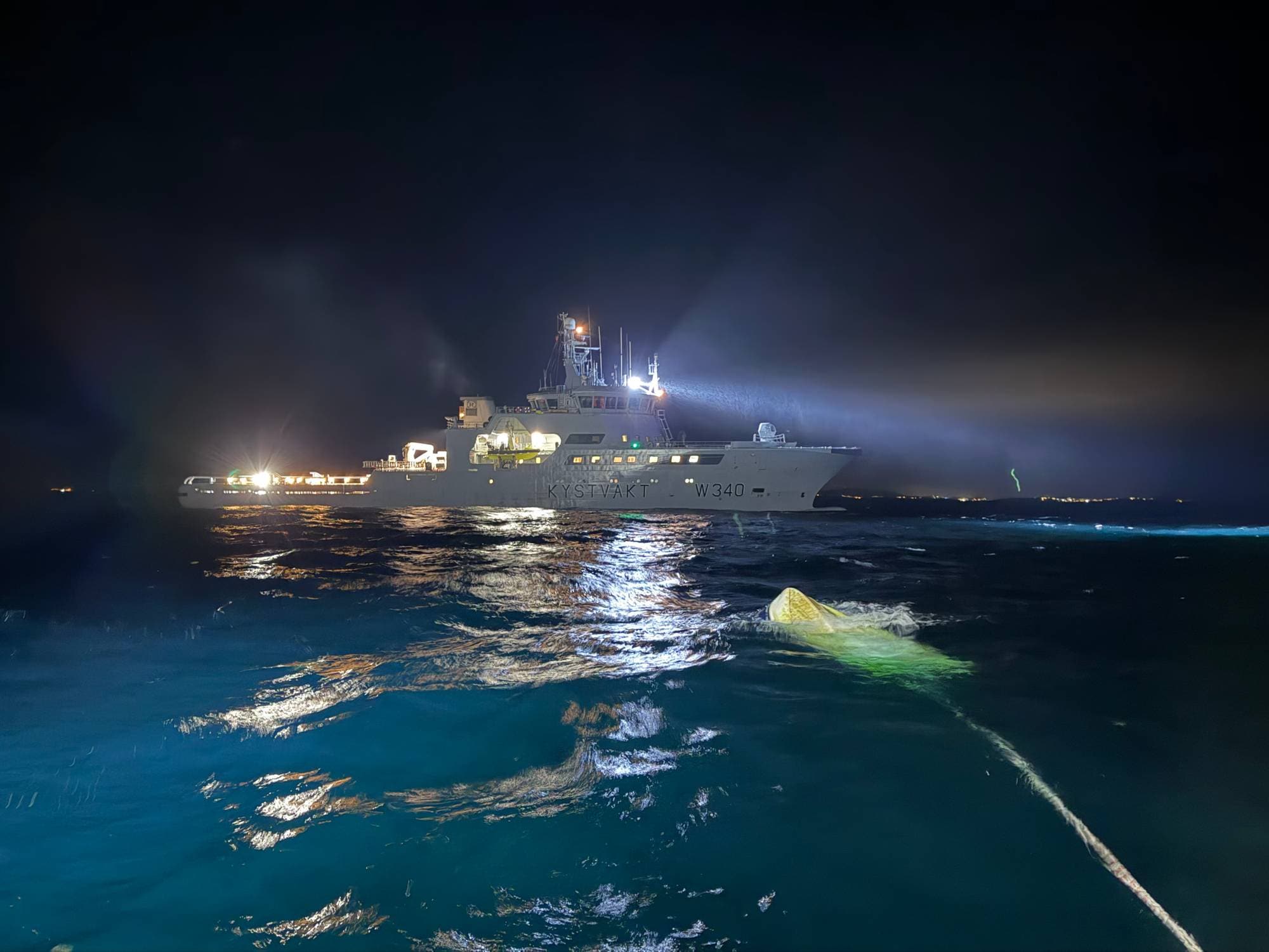 Kystvakta og redningsselskapet i redningsaksjon etter at ein båt med fire fisketuristar på Averøy vart funnen 