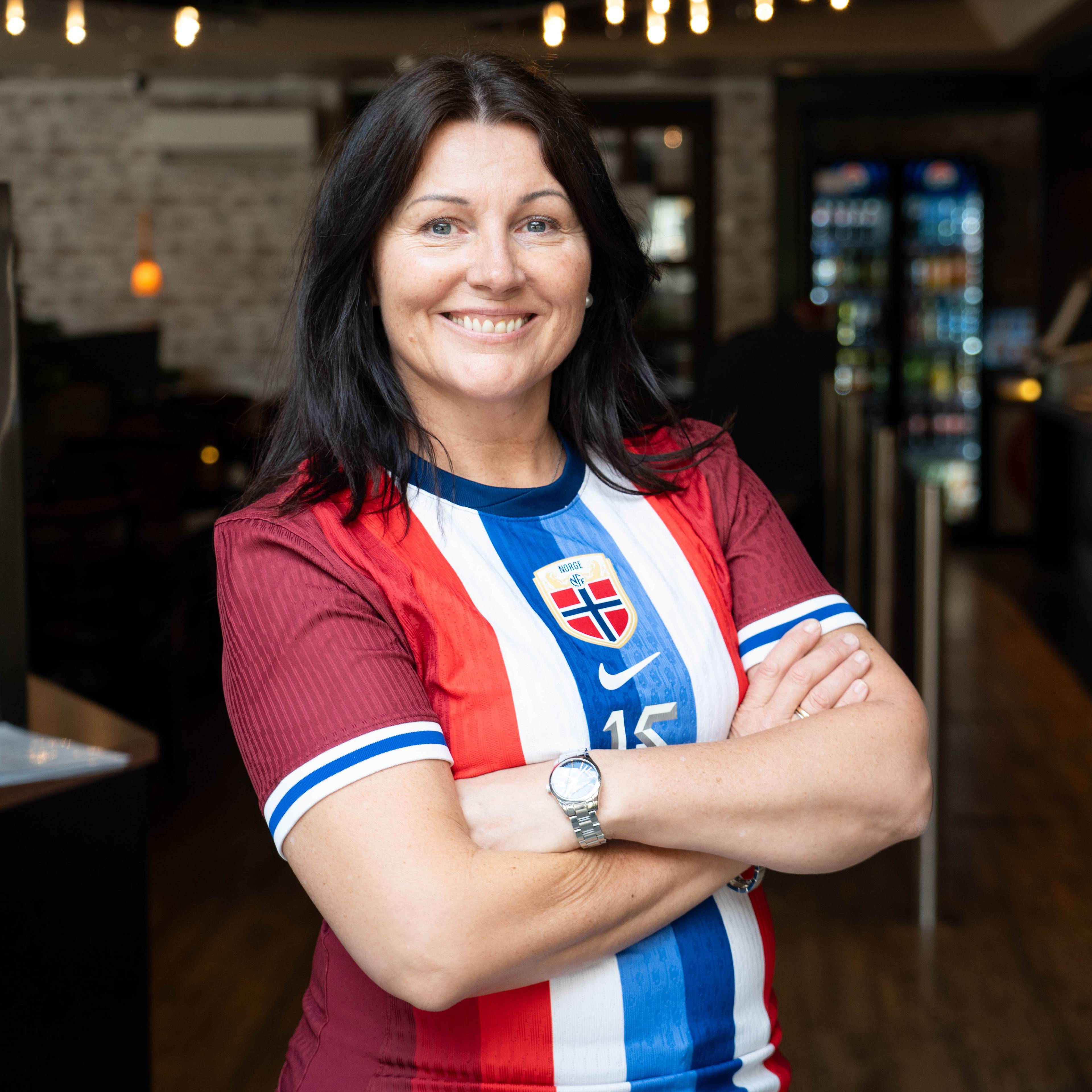 Varaordførar Sonja Merethe Øvre-Flo (H) i Noreg-drakt. Smiler til kamera og har armane i kors.