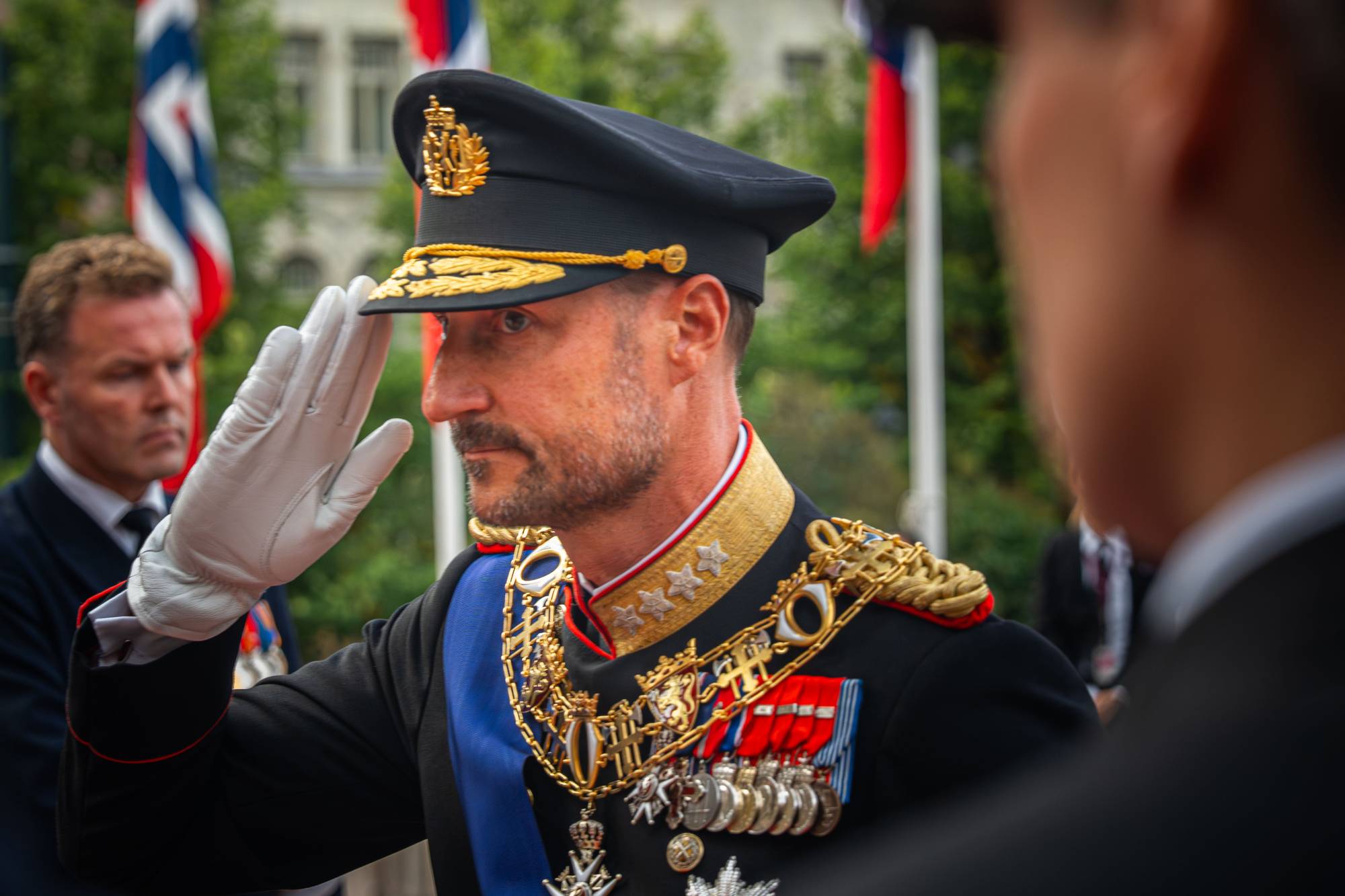 Kong Haakon ankommer Stortinget før edsavleggelsesseremonien.