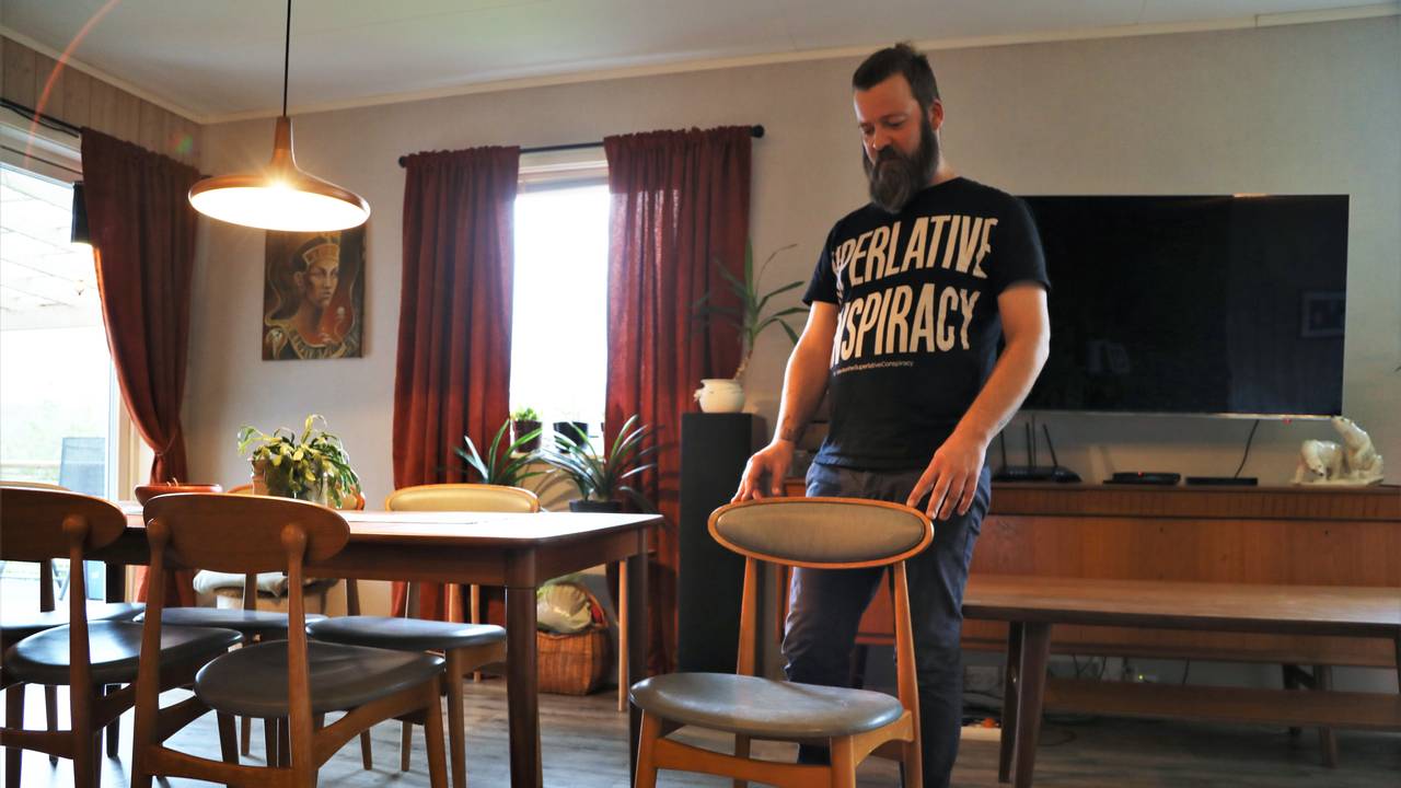 Ekteparet Bente Førde Kristensen og Hans Runar Krokstrand på Ørnes har stua full av retro teakmøbler.