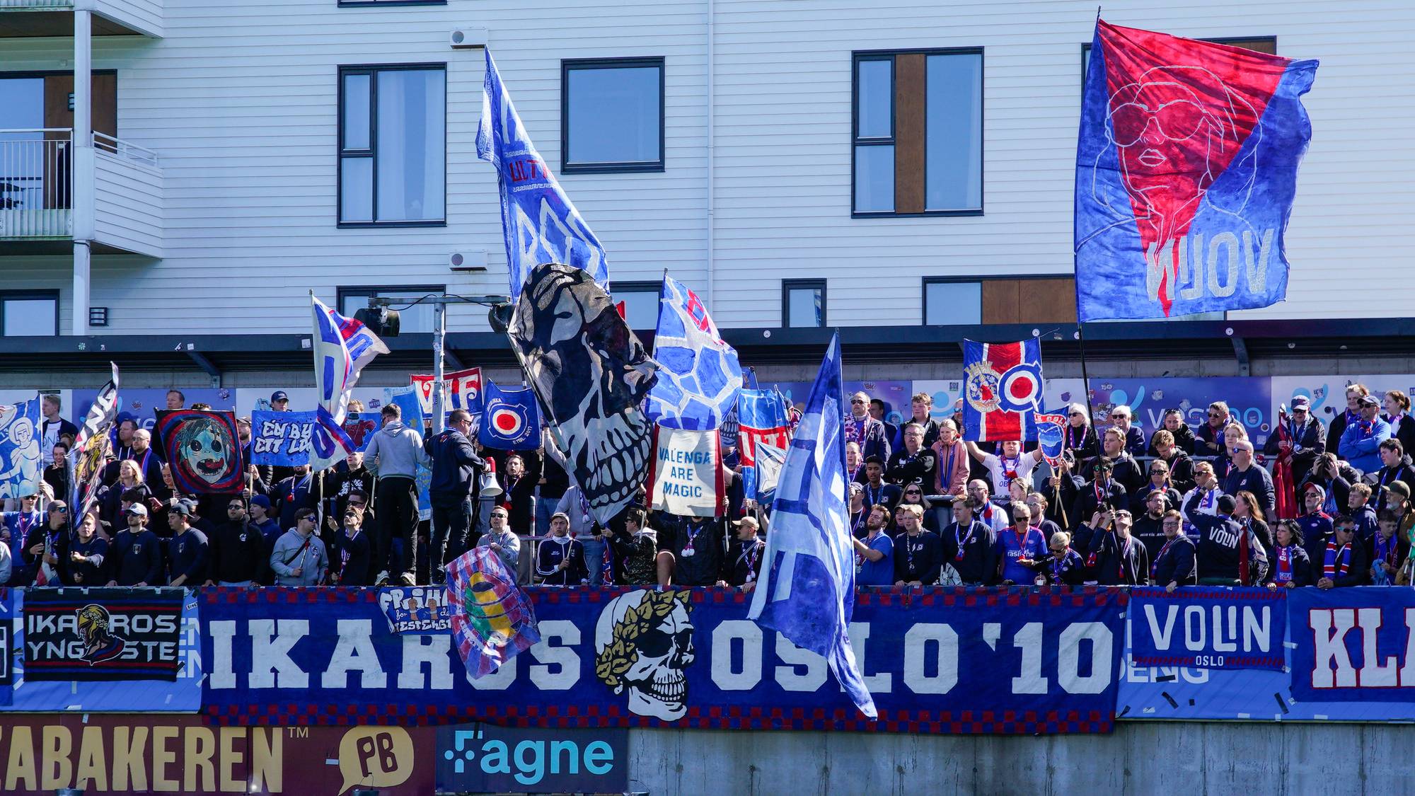 Vålerengasupportere før eliteseriekampen i fotball mellom Haugesund og Vålerenga på Haugesund Sparebank Arena.