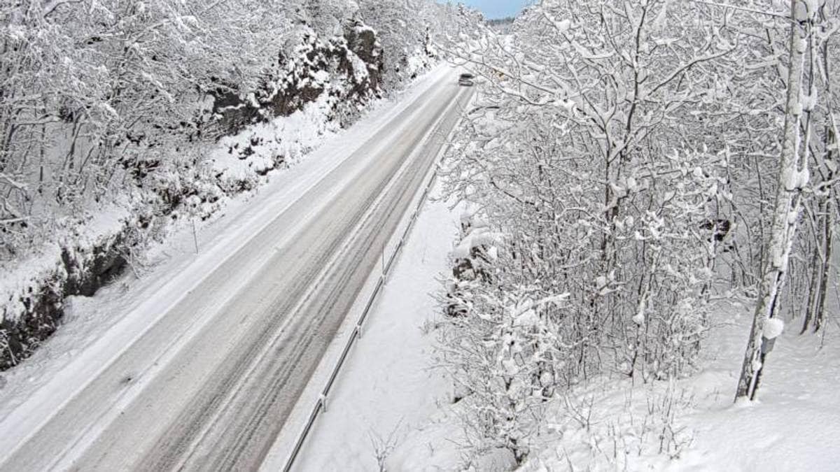 Såpeglatte veier i nord etter snøfall: Flere utforkjøringer på E6