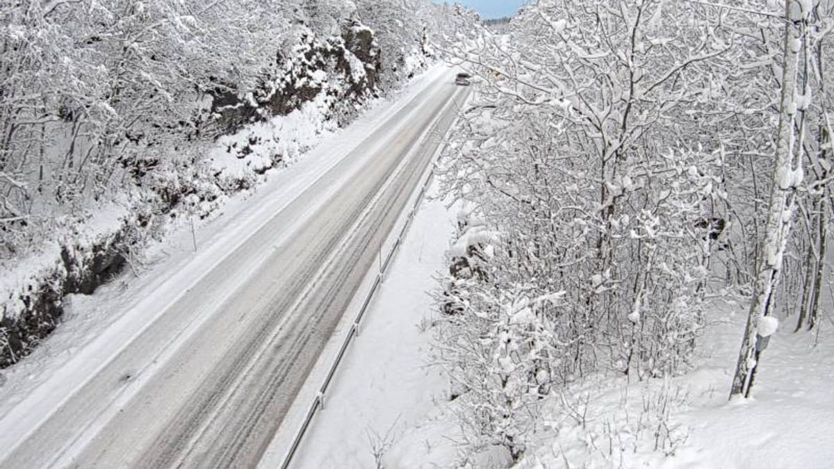 Såpeglatte veier i nord etter snøfall: Flere utforkjøringer på E6