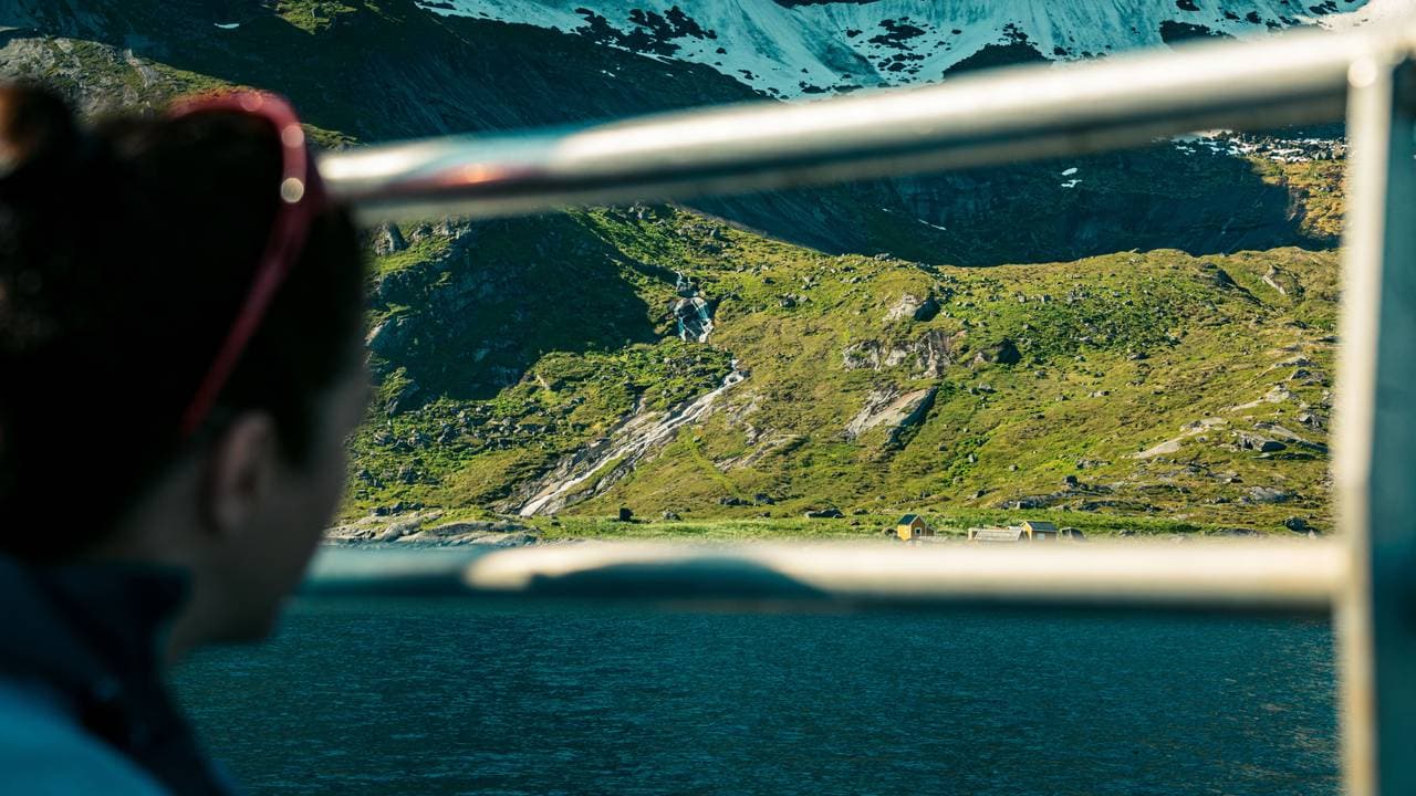 Turist skuer utover landskapet