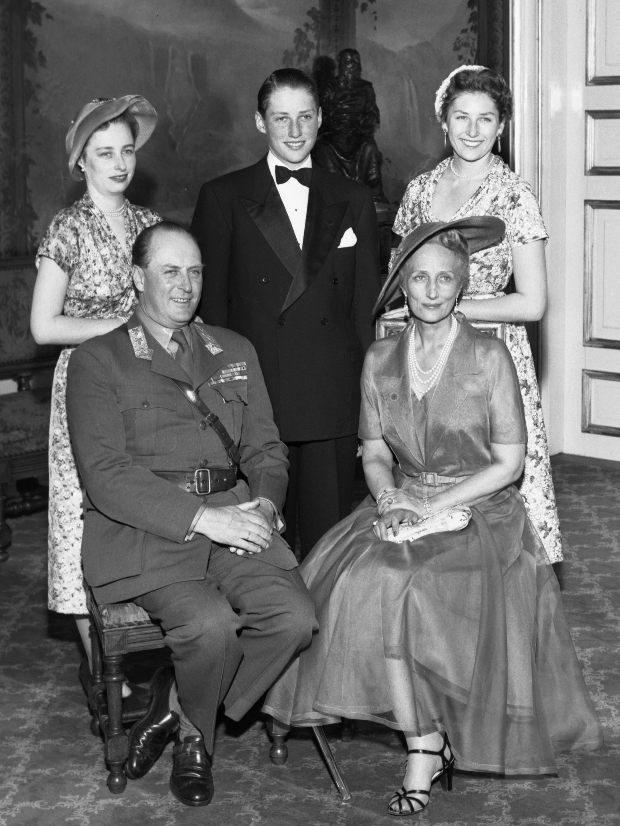 Prins Harald blir fotografert sammen med søstrene, prinsesse Ragnhild og prinsesse Astrid, og foreldrene kronprins Olav og kronprinsesse Märtha på konfirmasjonsdagen
