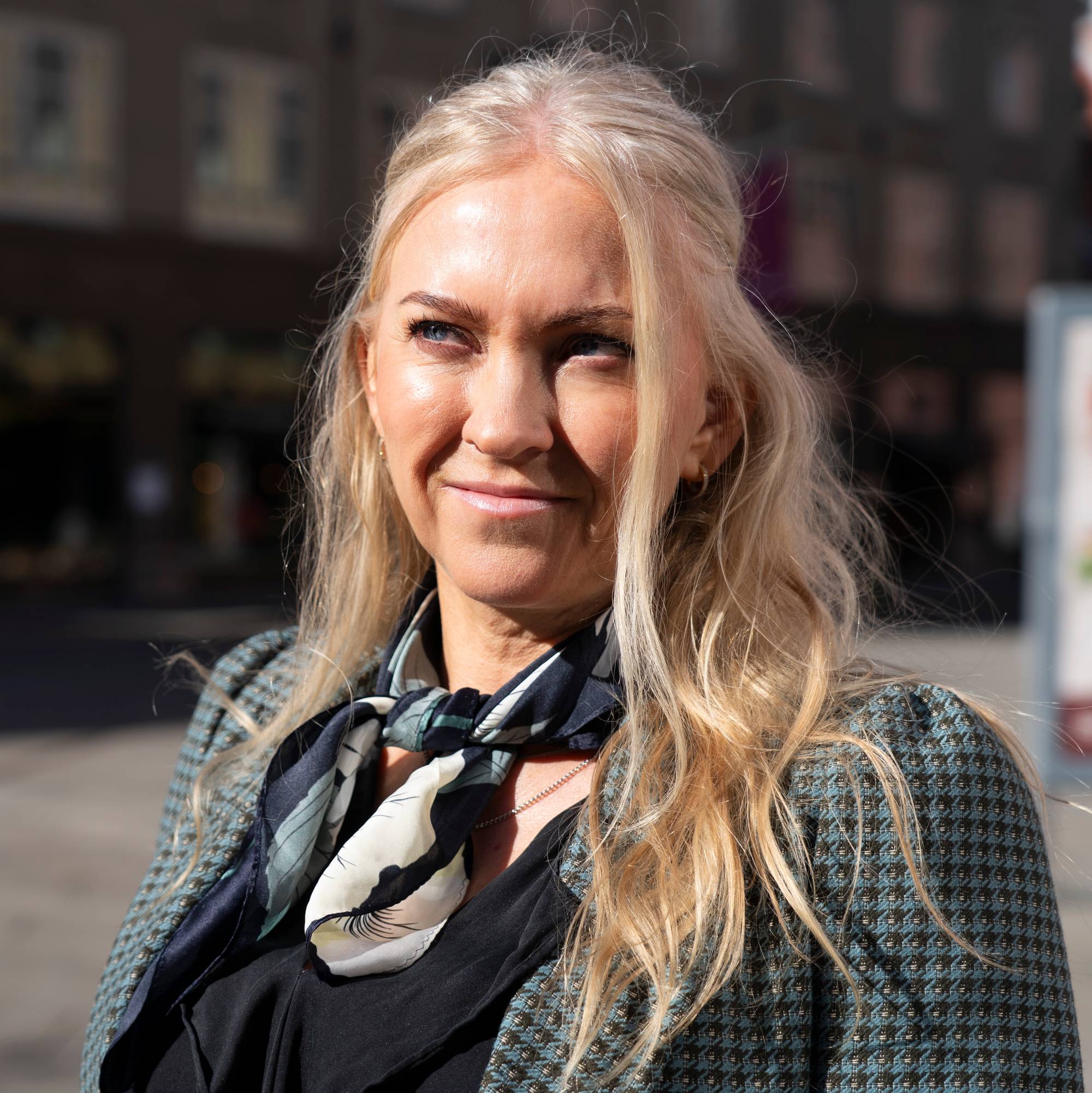 en kvinne som står på et fortau