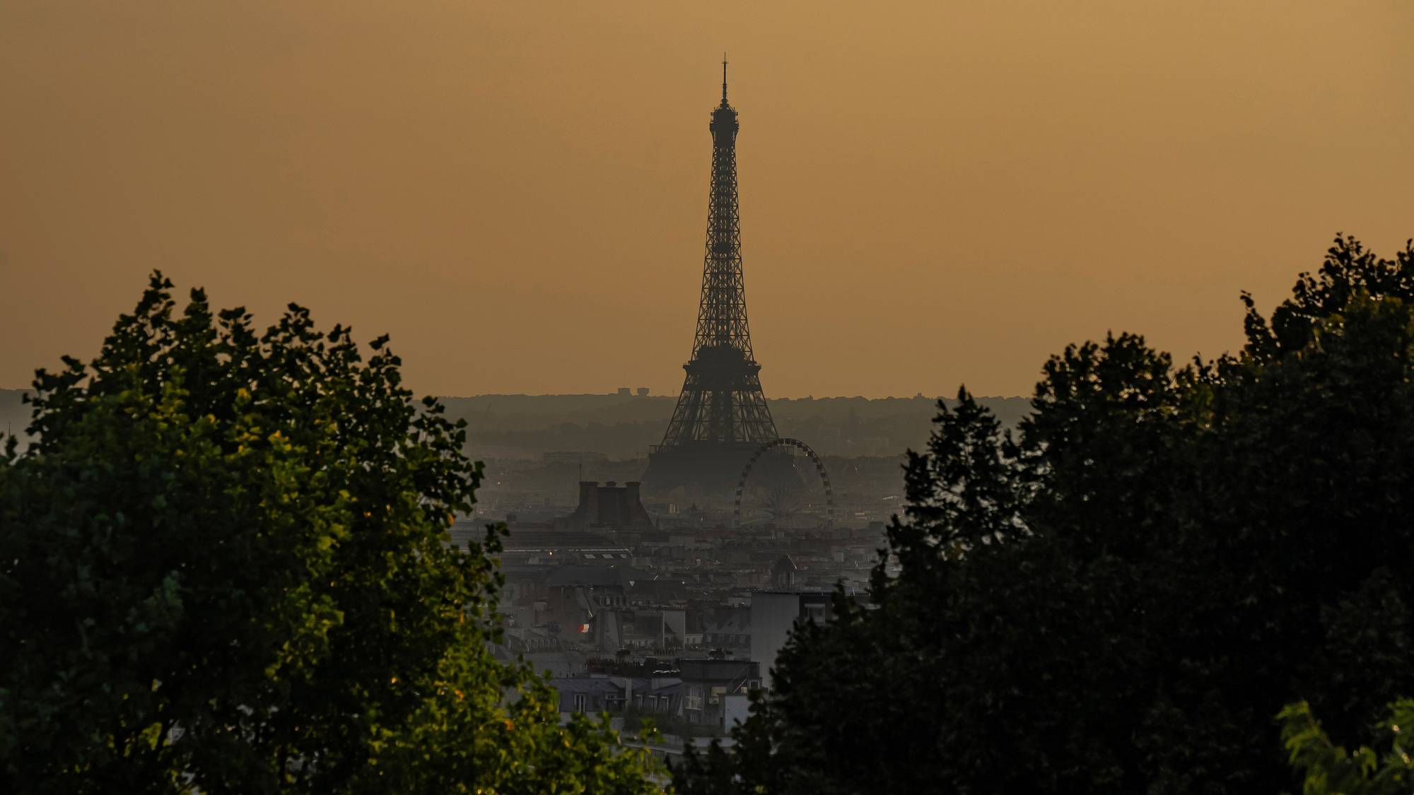 Eiffeltårnet i overskyet vær fra avstand i Paris