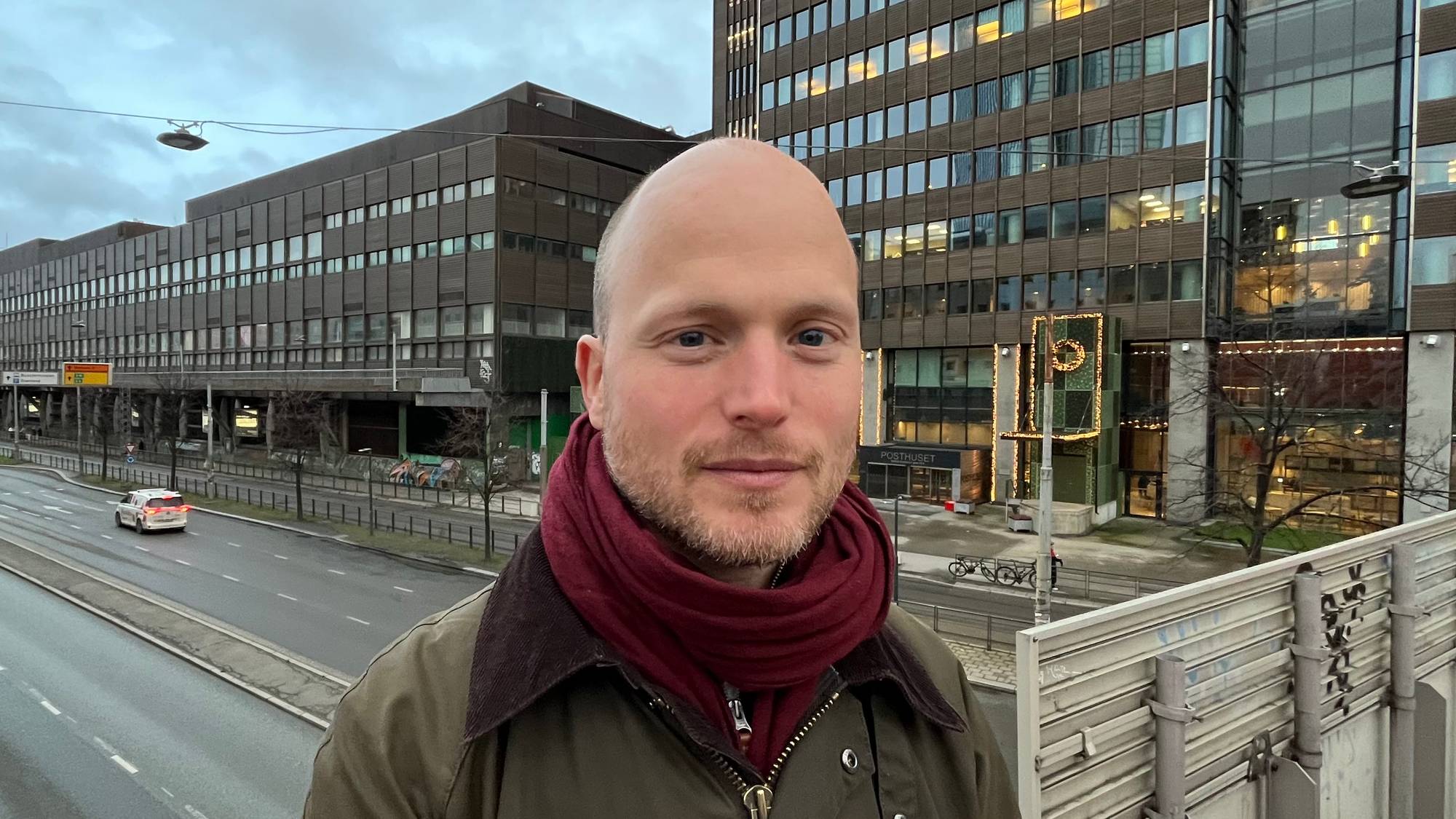 en person som står på en bro (Bildebeskrivelsen er laget av en KI-tjeneste)