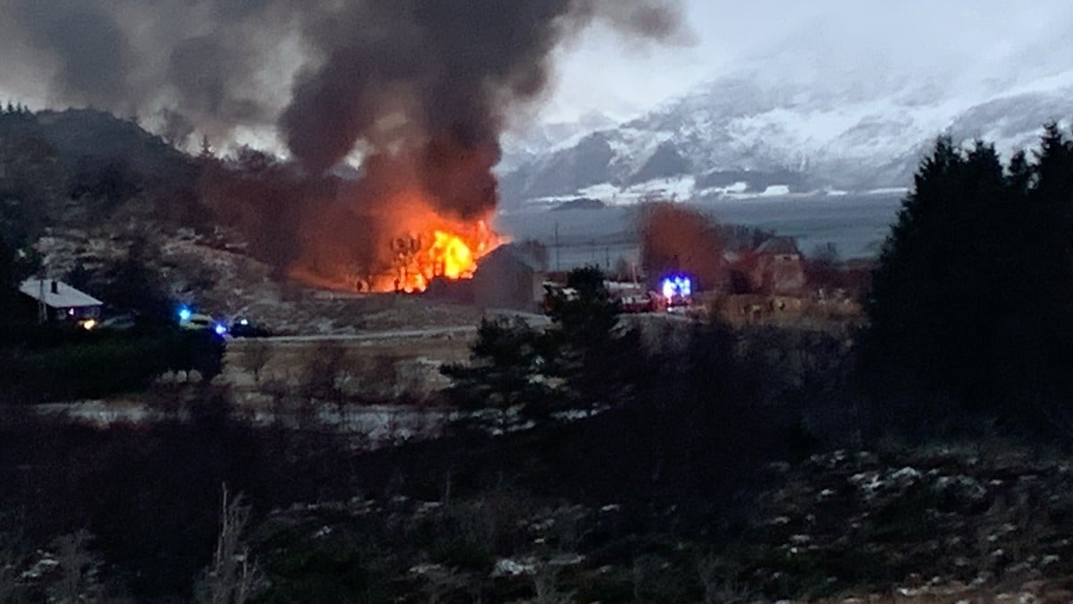 Person sakna etter brann på Sandsøya