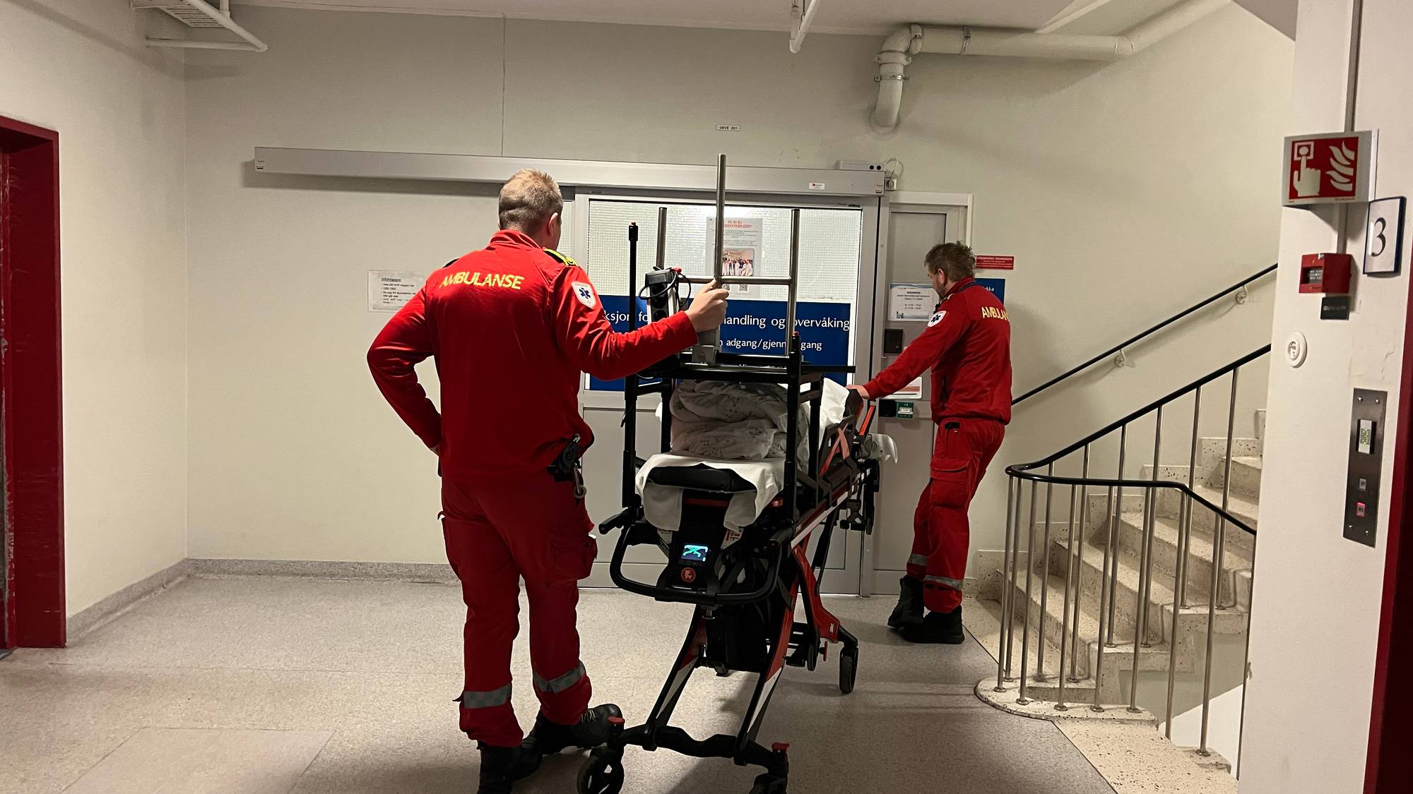 Ambulansearbeidere i en gang på Molde sjukehus. 