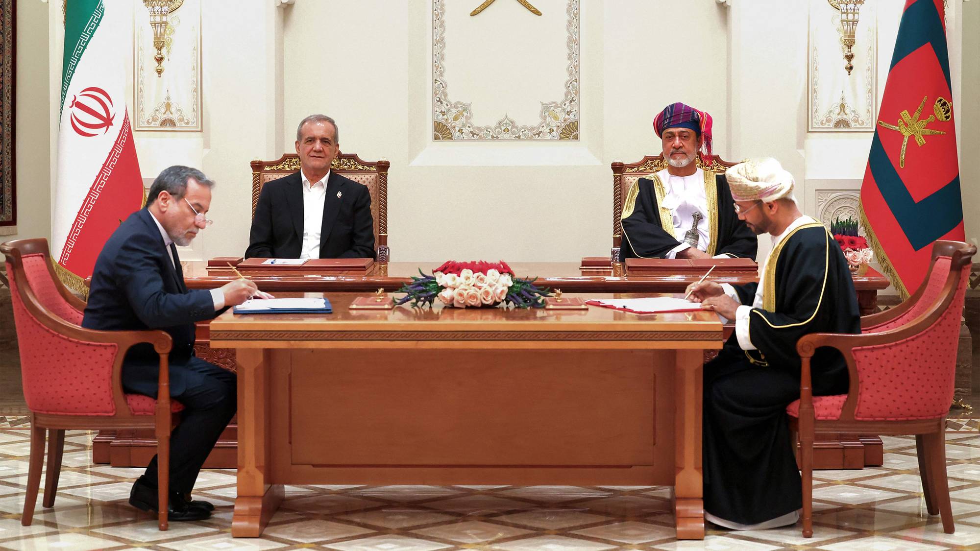 Presidentene og utenriksministrene i Oman og Iran avbildet 27. mai i det de signerer en samarbeidsavtale.