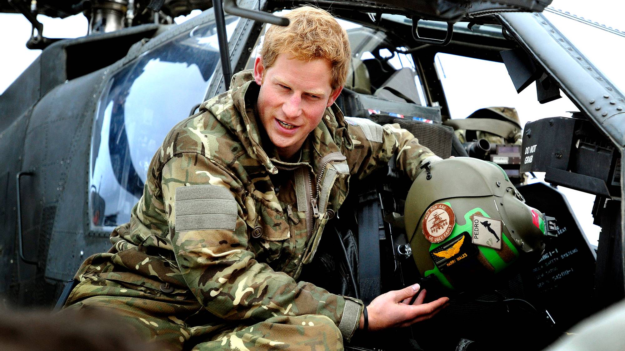 Prins Harry sitter på et helikopter i Afghanistan