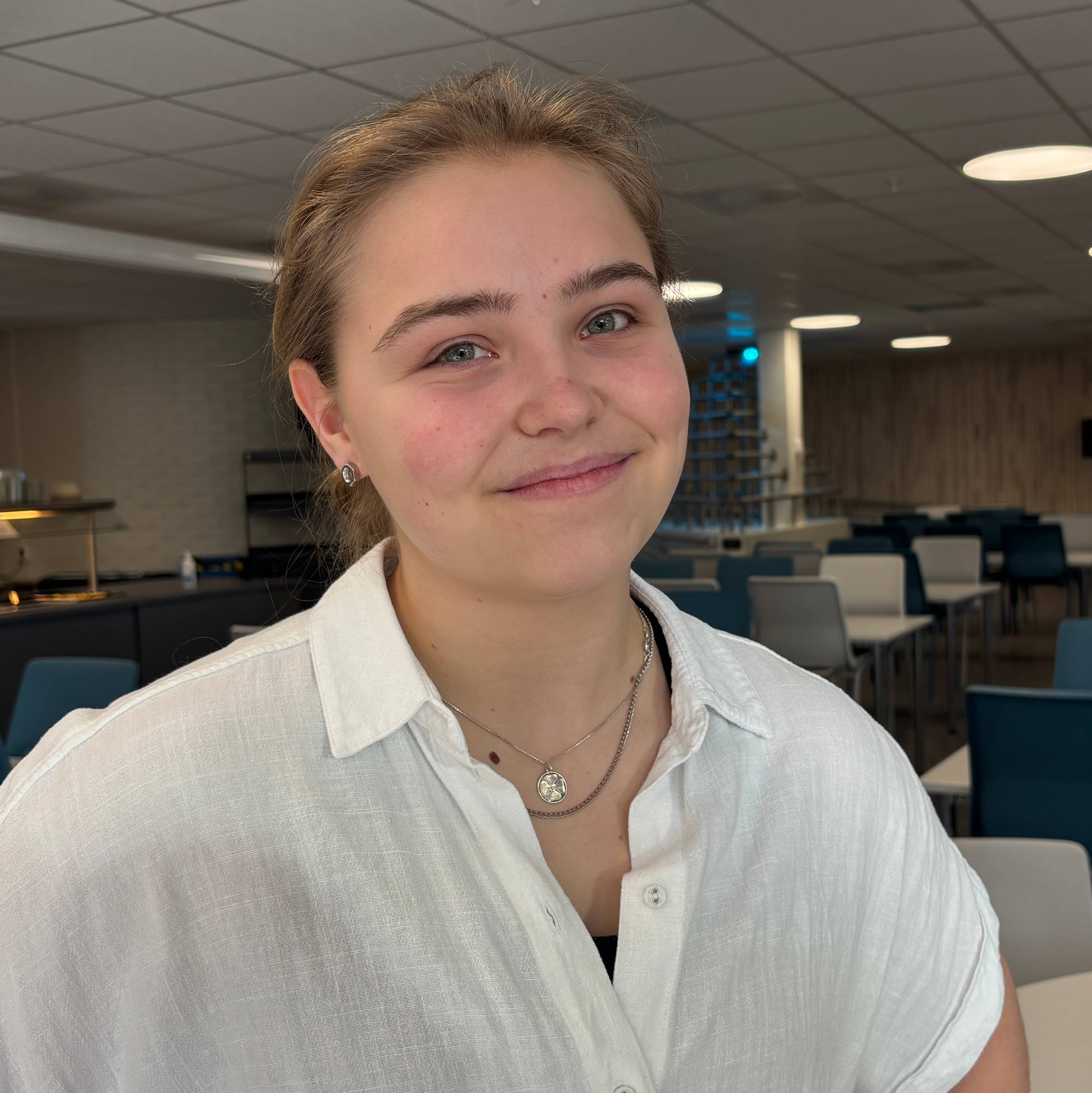 Malene Øibakken Stenseth er 16 år og går i 1.klasse på Raufoss videregående. Hun vil beholde tre kommuner.