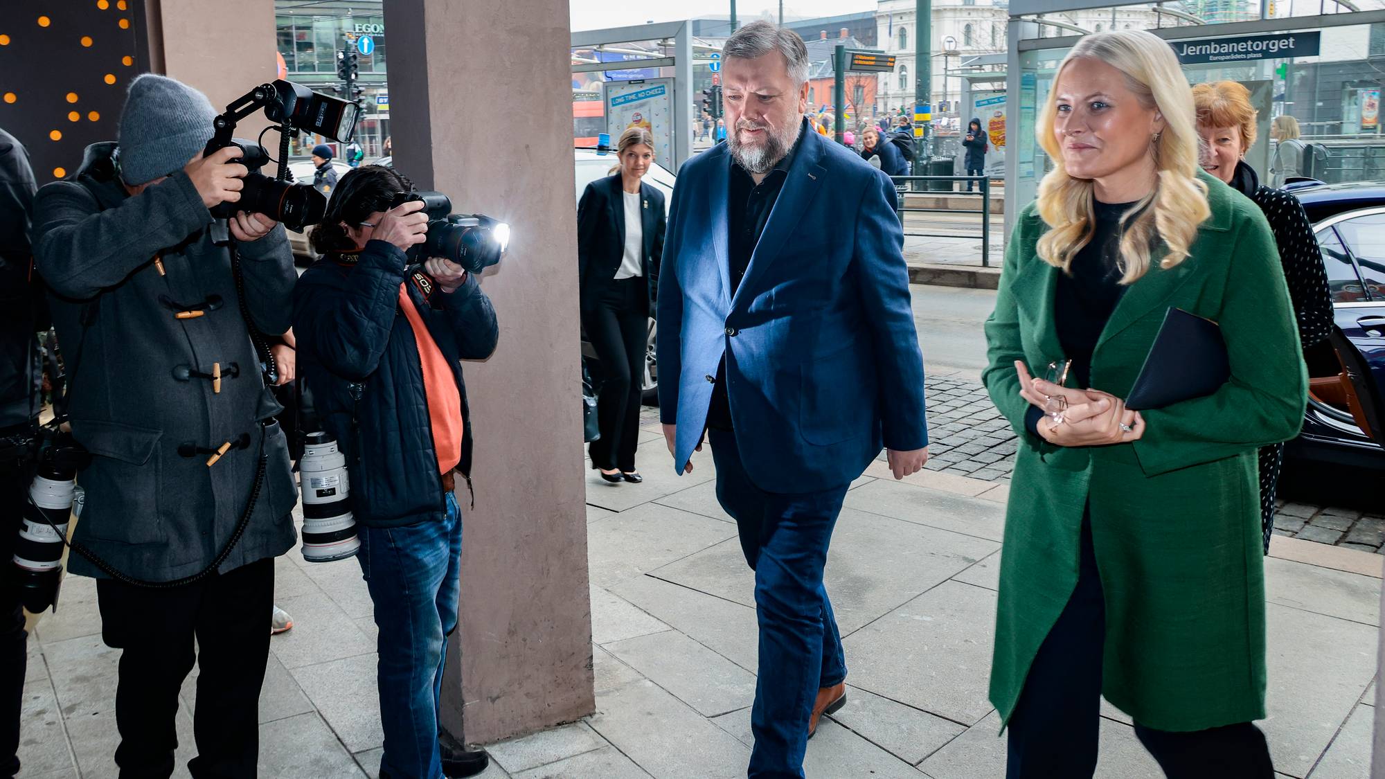 Kronprinsesse Mette-Marit ankommer Norsk Biblioteksforenings fellesmøte Les for livet i 2022.