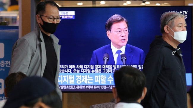 Foto: Ahn Young-joon / AP Sør-Koreas president Moon Jae-in holder tale, overført på søroreansk fjernsyn