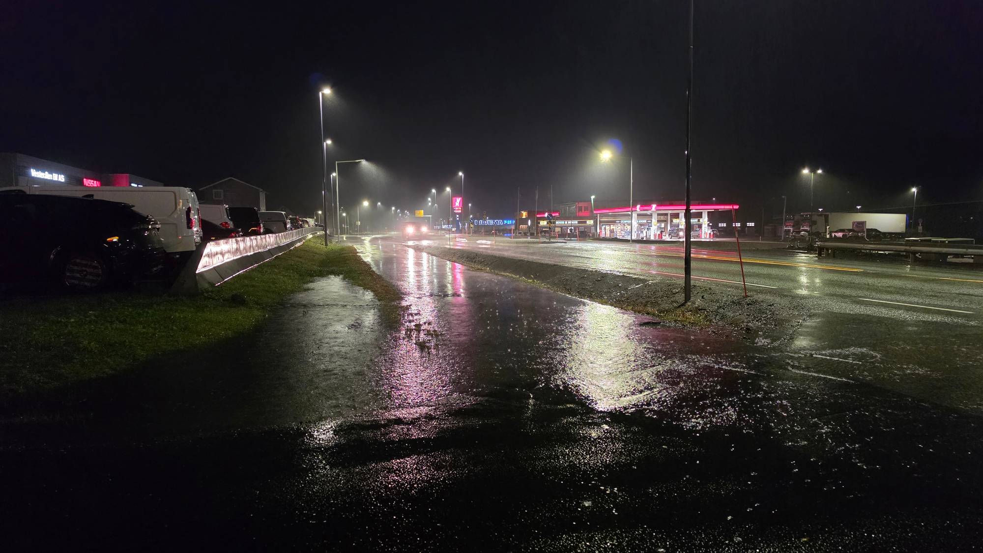 Det kraftige regnværet har ført til store vann mengder i Sortland. 