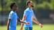 MAURO PIMENTEL / AFP,NTB Vinícius Júnior og en lagkamerat i Brasils landslagsdrakter går smilende over en fotballbane. (Bildebeskrivelsen er laget av en KI-tjeneste)