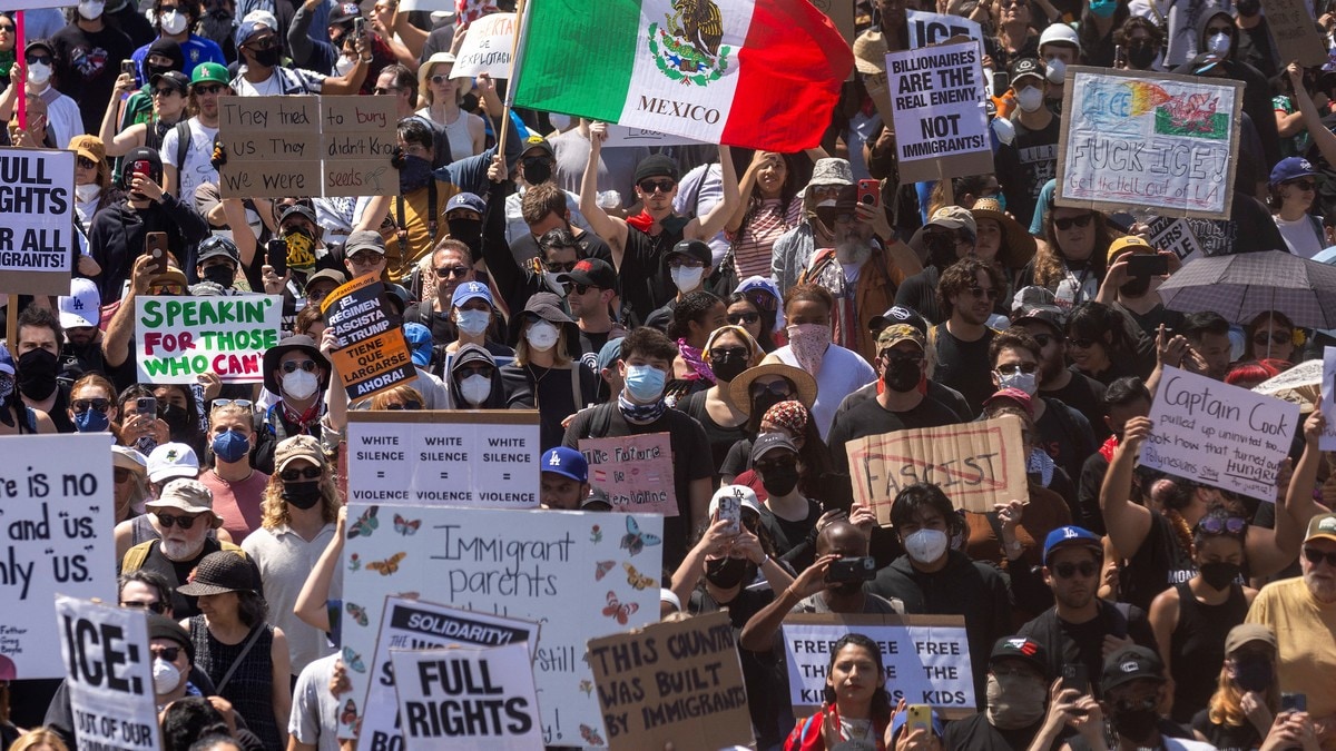 Demonstrantar og politi barkar saman i Los Angeles
