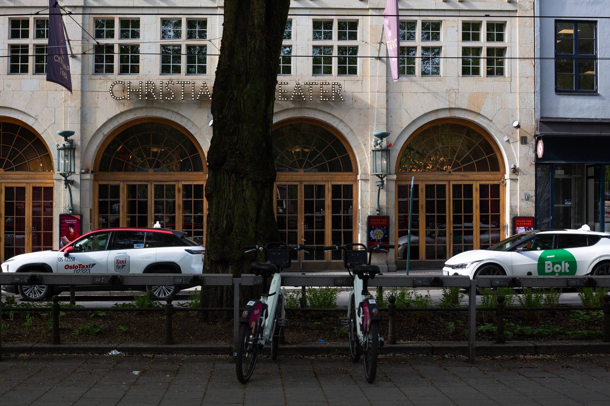 Sak om taxinæringen i Oslo, flere taxier står parkert i byens gater.