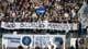 Carina Johansen / NTB Tilskuere på en tribun av en stadion holder et banner med teksten "GOD BEDRING MARKUS". Flere personer i publikum har på seg supporterutstyr. Bak banneret er det flere andre bannere og flagg. (Bildebeskrivelsen er laget av en KI-tjeneste)