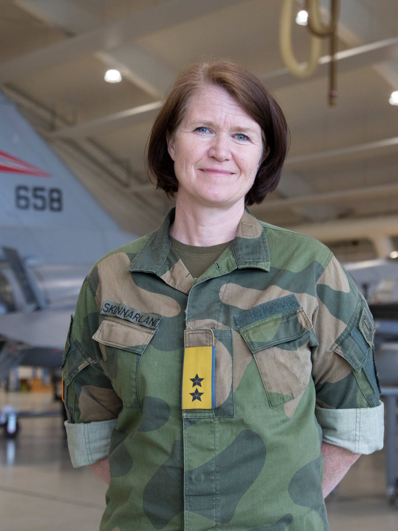 Tonje Skinnarland foran F-16