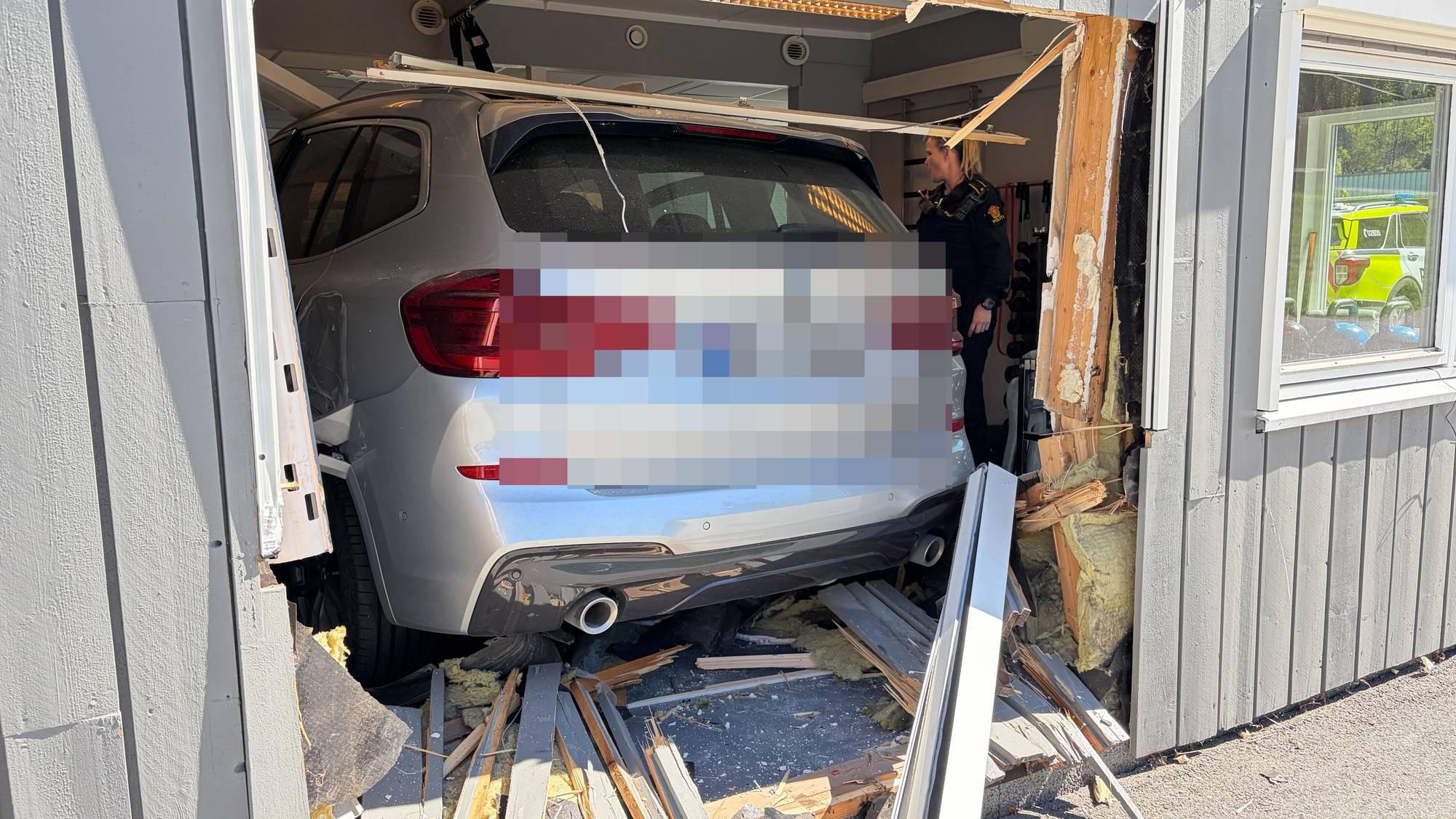 Stein fra gjødselspreder knuste frontrute – traktorfører mistenkt for uaktsomhet — image 4