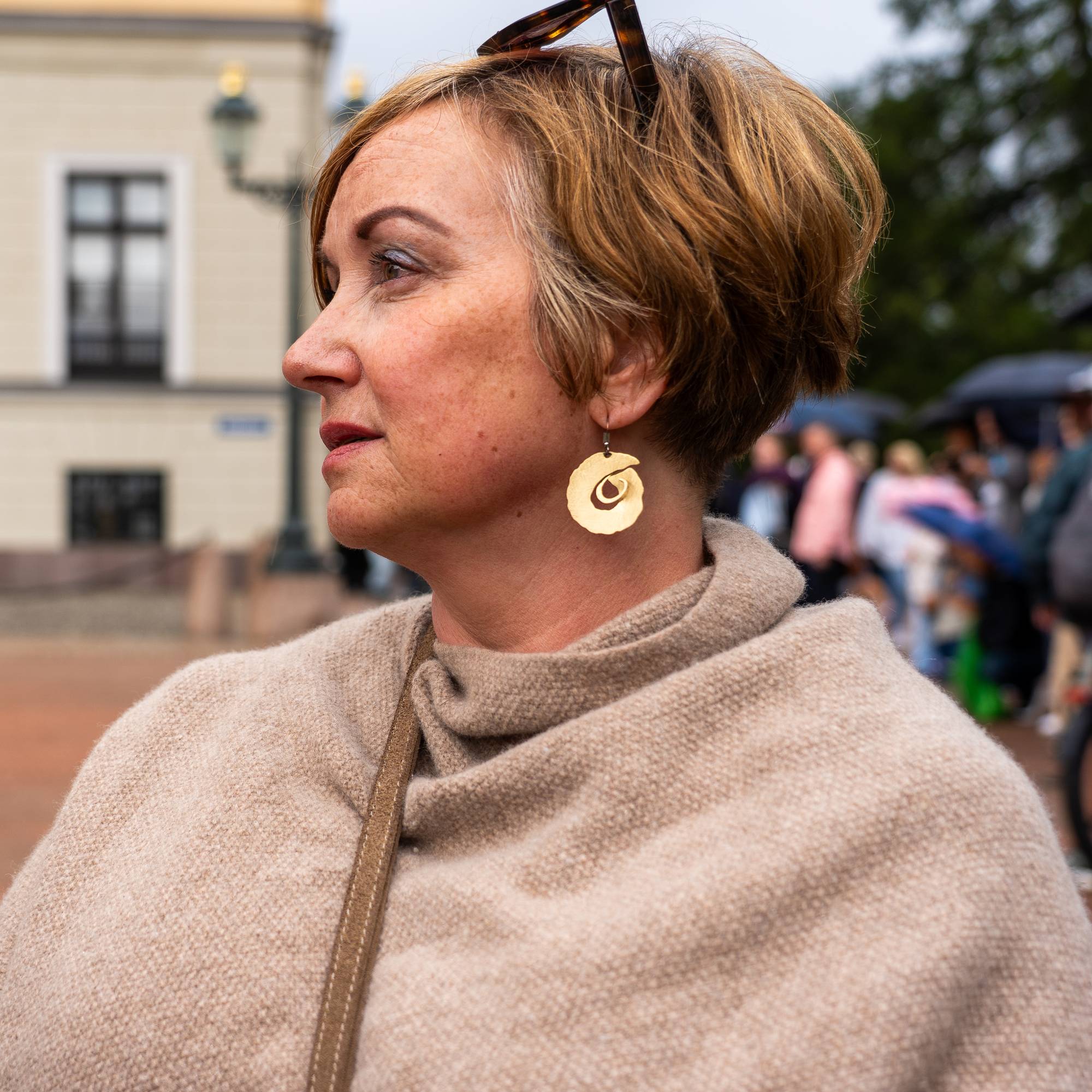 en person med en blomst i håret (Bildebeskrivelsen er laget av en KI-tjeneste)