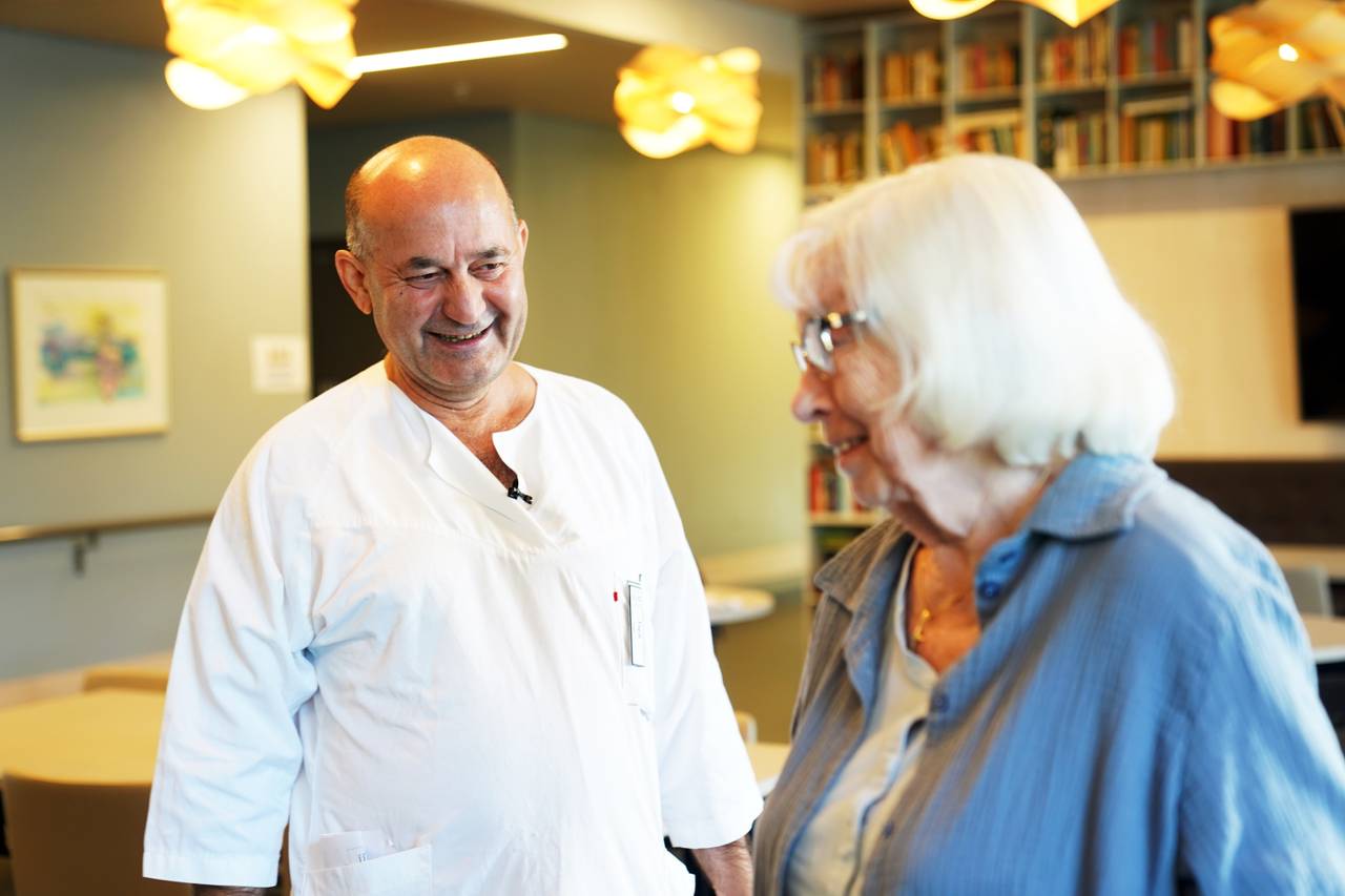 Abdul Rashid Popal works at Ullerud health building when NRK visits him.
