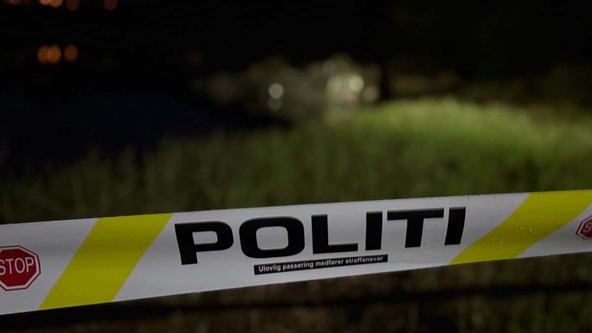 Bil havnet i elv i Lindesnes: to hardt skadet
