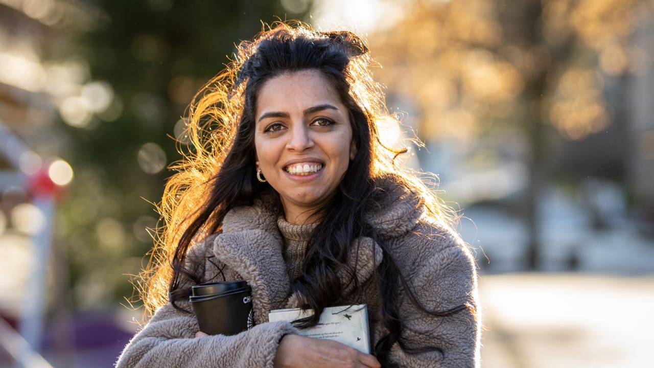 Cristina Berki smiler mens hun står ute.