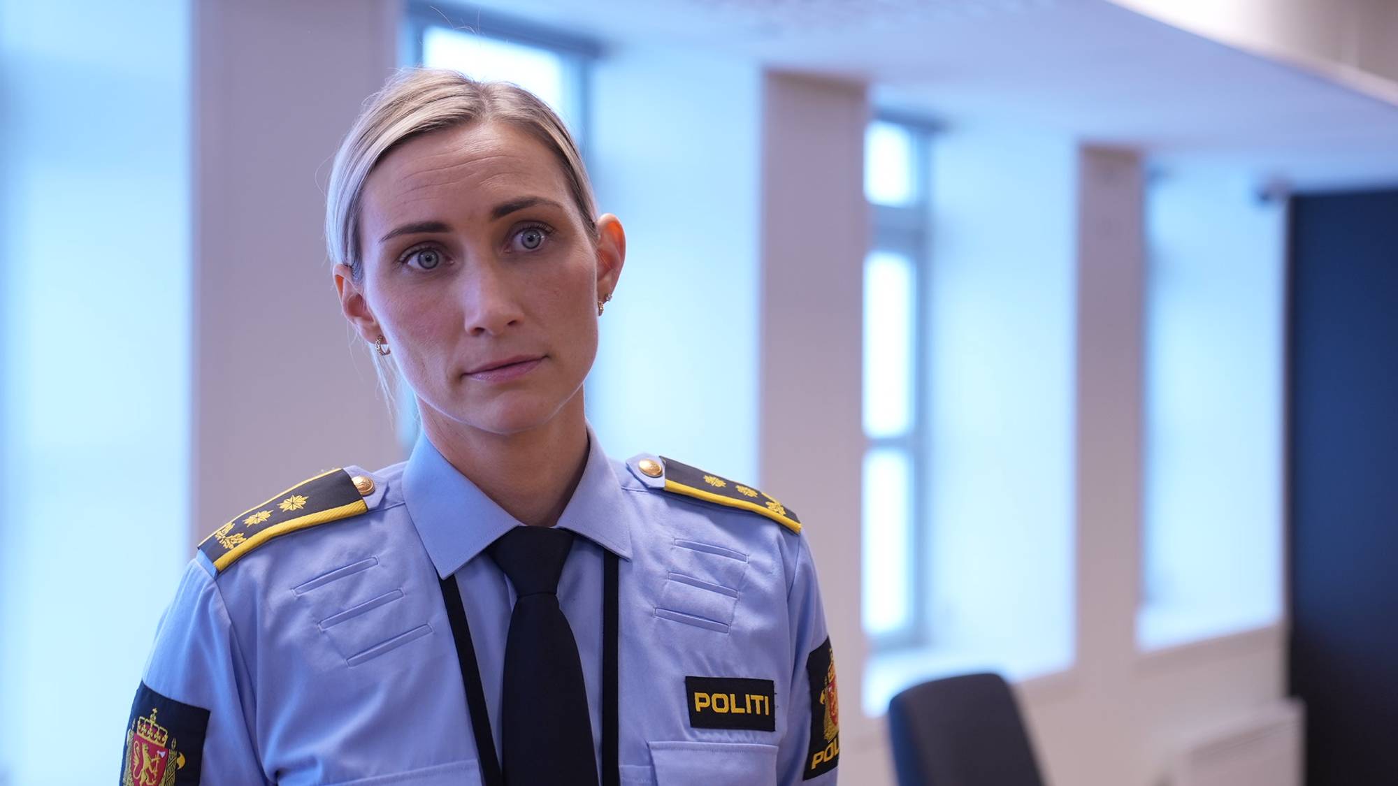 En kvinne i uniform (Bildebeskrivelsen er laget av en KI-tjeneste)