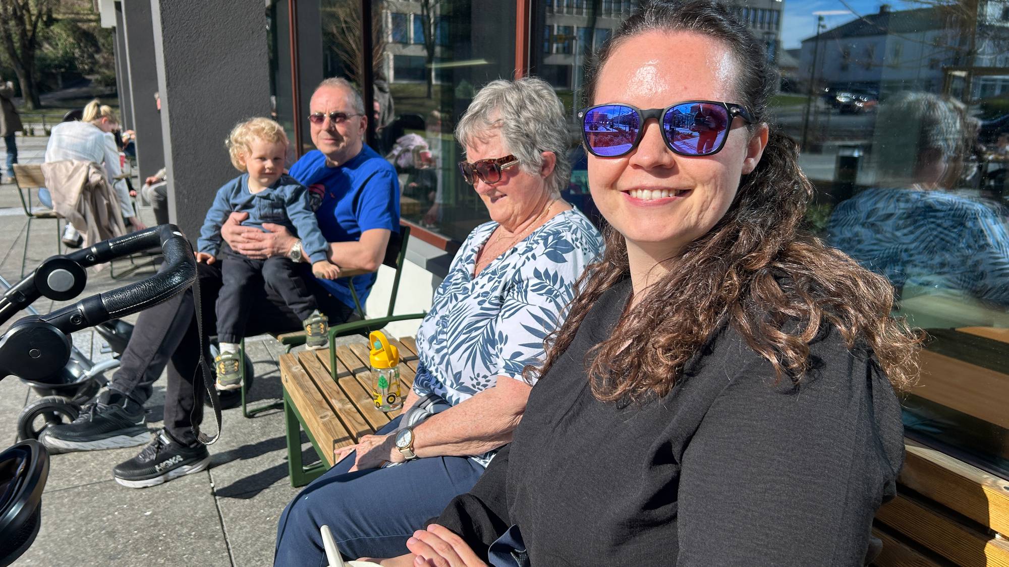 Elise Roksvåg Iversen Thu nyter finværet i Kristiansund