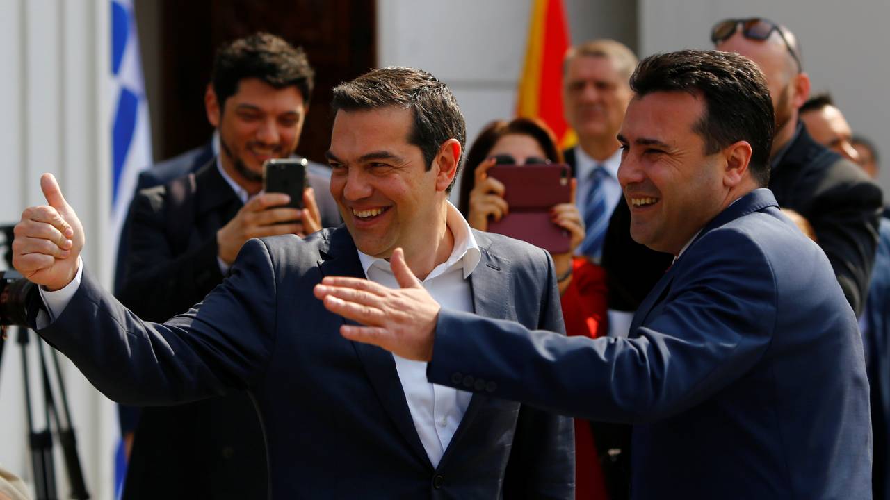Statsministrene i Nord-Makedonias og Hellas Zoran Zaev og Alexis Tsipras etter navneavtalen