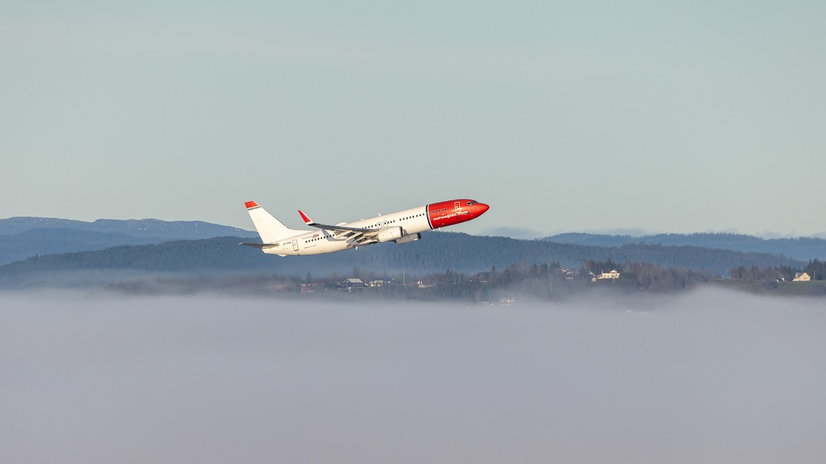 42 fly ramma av tåketrøbbel på Værnes