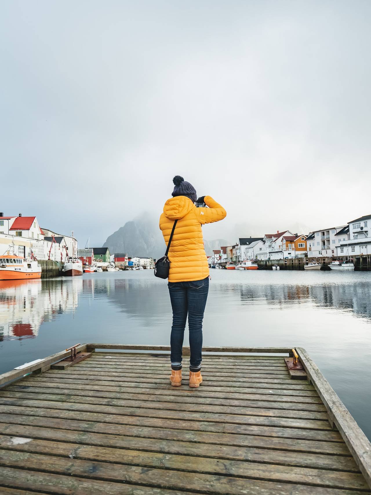 Dame tar bilde i Lofoten.