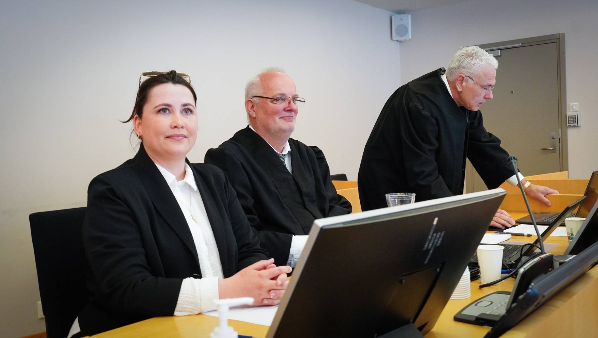 Julia Klausen, advokat Knut Henning Larsen (midten), adv Arvid Kjærvik