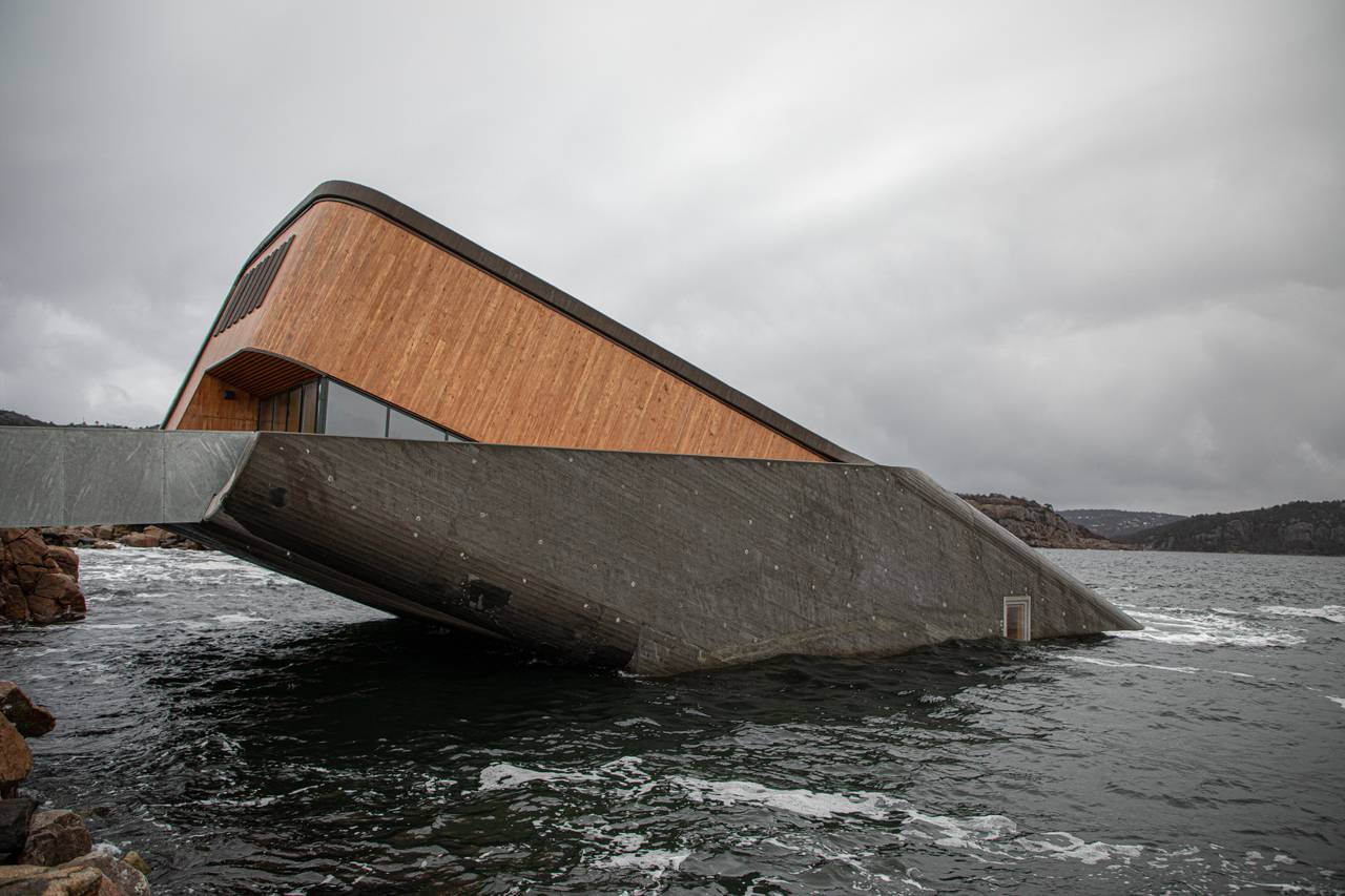 Restaurant "Under" på Lindesnes sett utenfra. Bygget går på skrå ned i havet.