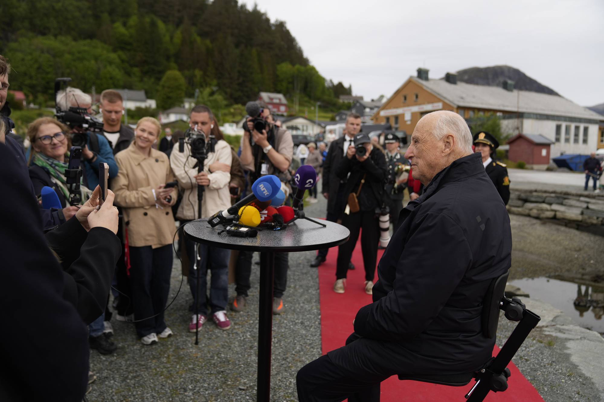 Kong Harald møter pressen i Askvoll