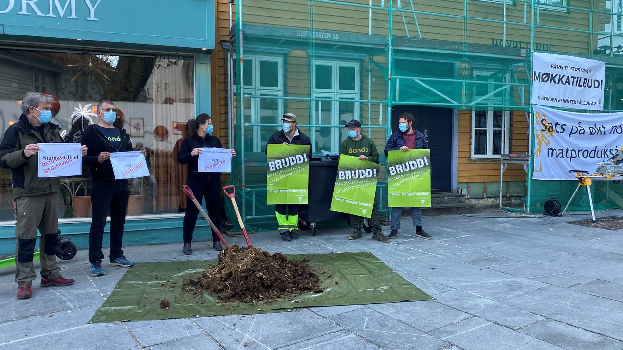 Bøndene aksjonerar i Bergen utanfor Høyres hus.