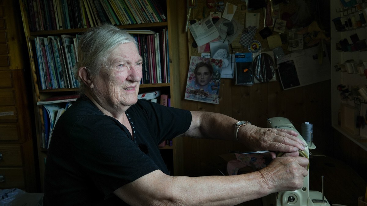 Eva (84) syr bind for å holde afrikanske jenter på skolen