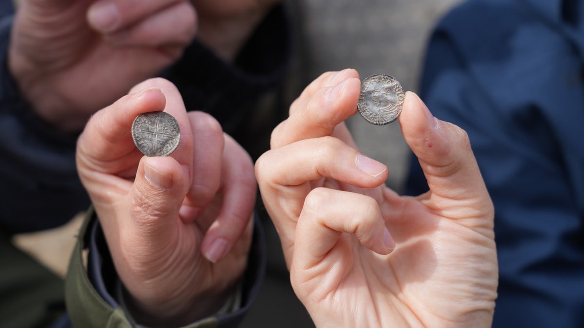 Har funnet norgeshistoriens største myntskatt fra vikingtiden: – Ganske uvirkelig