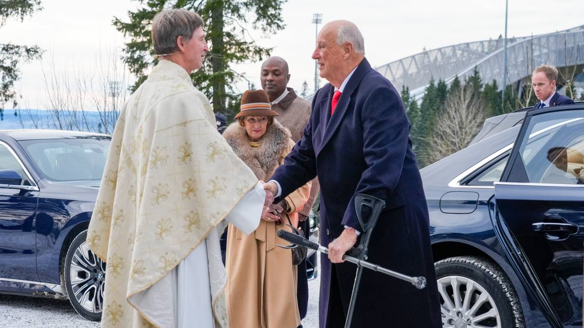 Kongeparet på plass i Holmenkollen kapell
