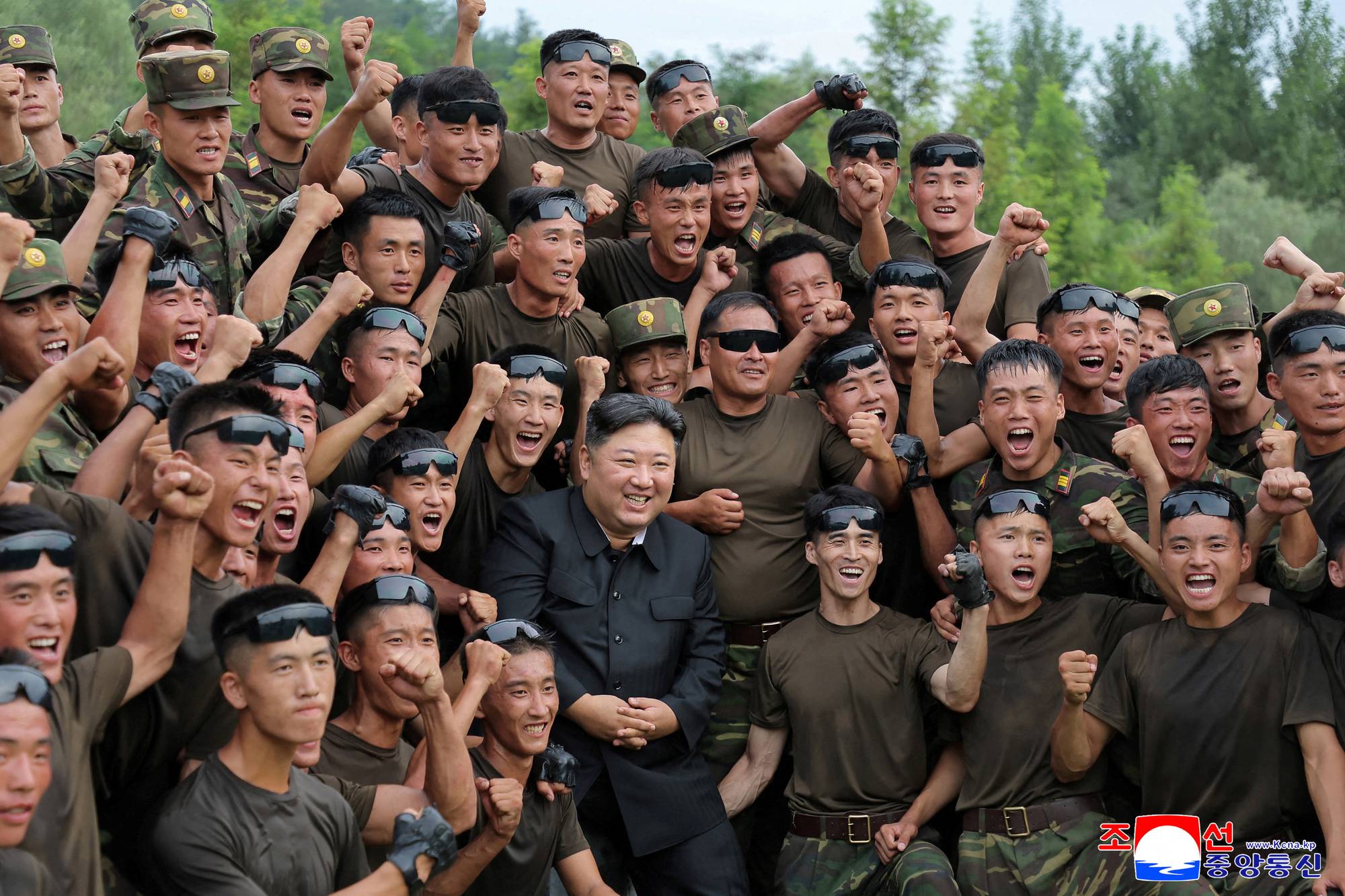 Soldater poserer sammen med Kim Jong-un på en treningsbase