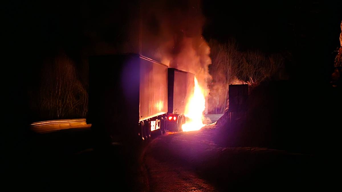 Brann i semitrailer i Eidfjord – riksvei 7 stengt